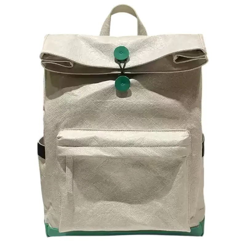 Minimalistisk hvid Tyvek-rygsæk med grøn knaplukning og frontlomme