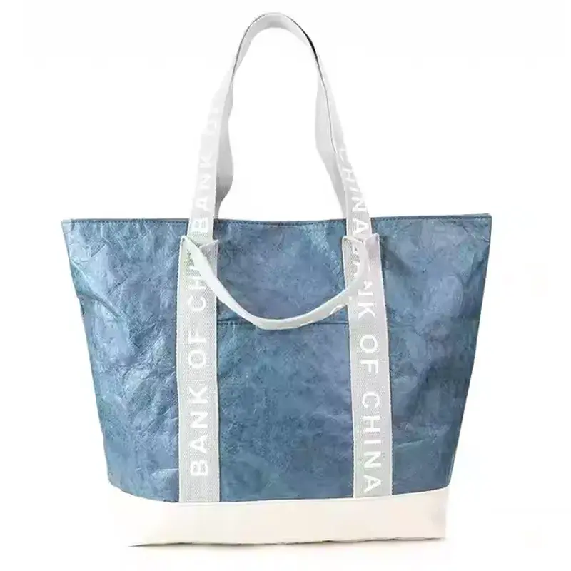 Blauwe Tyvek draagtas met witte hengsels en witte bodem